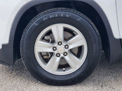 Used 2022 Chevrolet Trax LS w/ Tint and Cruise Package image 10