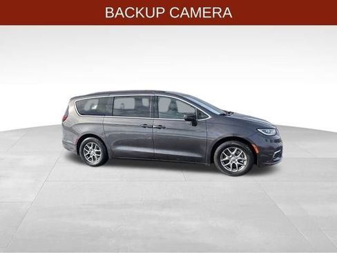 Used 2022 Chrysler Pacifica Touring image 8