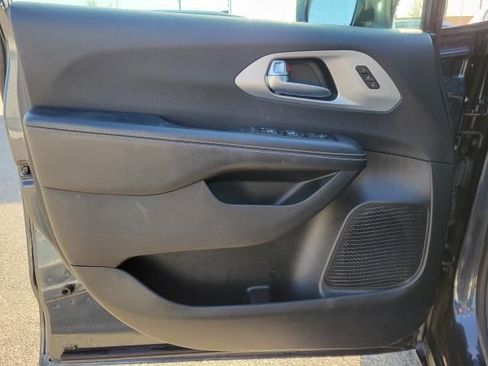 Used 2019 Chrysler Pacifica Limited w/ S Appearance Package FWD image 21