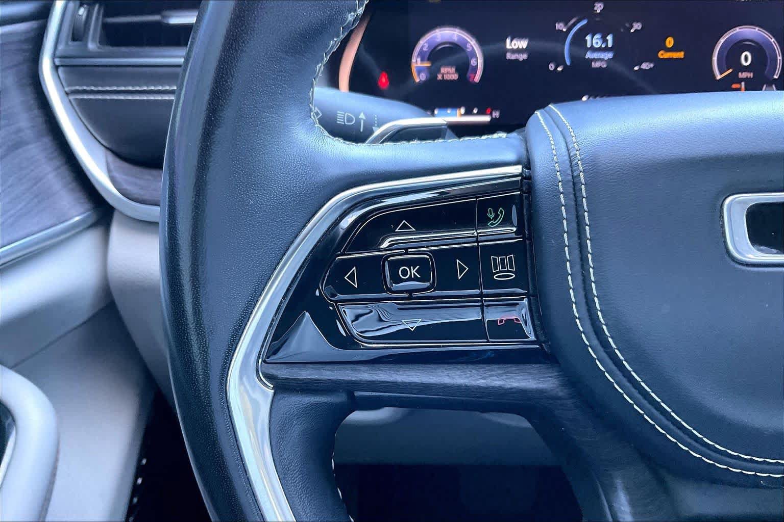 Used 2022 Jeep Grand Cherokee L Overland w/ Luxury Tech Group IV AWD/4WD image 23
