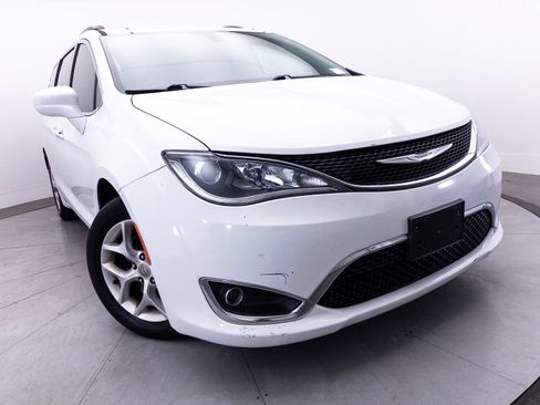 Used 2017 Chrysler Pacifica Touring-L w/ Tire & Wheel Group FWD image 3