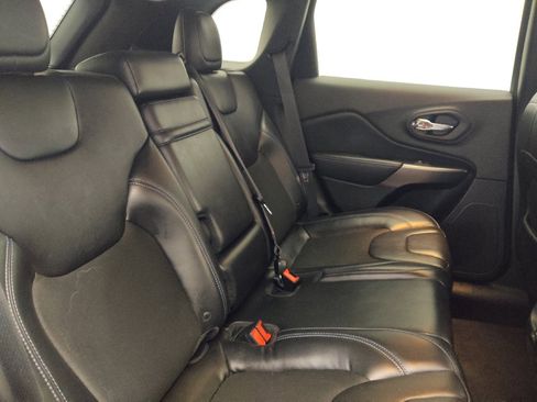 Used 2019 Jeep Cherokee Latitude Plus image 19