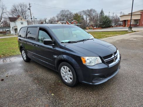 Used 2017 Dodge Grand Caravan SE image 3