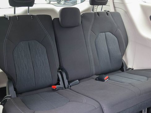 Used 2022 Chrysler Voyager LX image 18