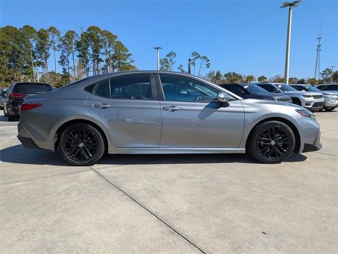 Used 2025 Toyota Camry SE image 3