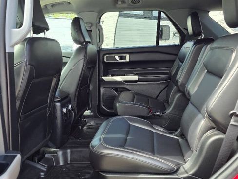 Used 2021 Ford Explorer XLT w/ Equipment Group 202A AWD/4WD image 17