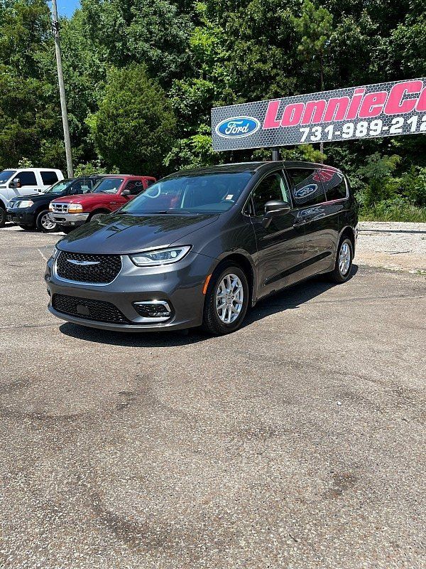 Used 2023 Chrysler Pacifica Touring-L FWD image 3