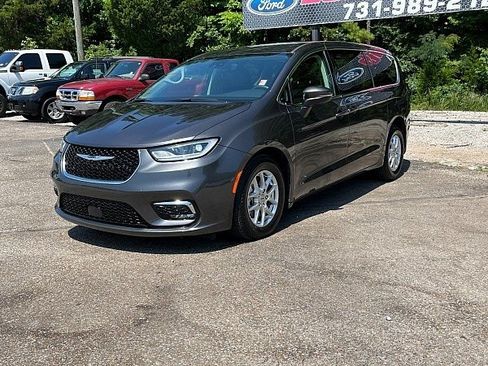 Used 2023 Chrysler Pacifica Touring-L FWD image 3