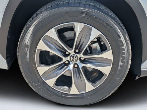 Used 2023 Toyota Highlander XLE FWD image 11