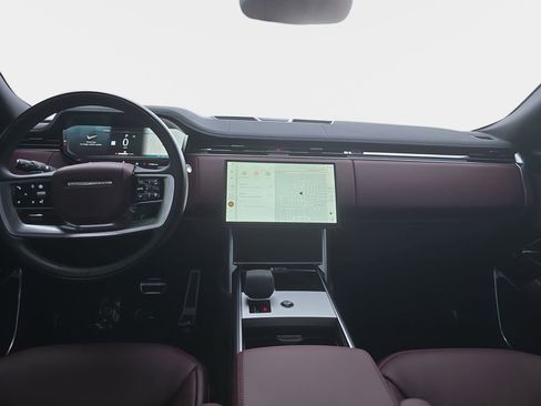 Used 2025 Land Rover Range Rover SE image 10
