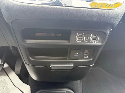 Used 2022 Chrysler Pacifica Touring FWD image 13