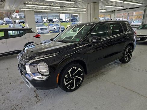 Used 2022 Mitsubishi Outlander SE image 2