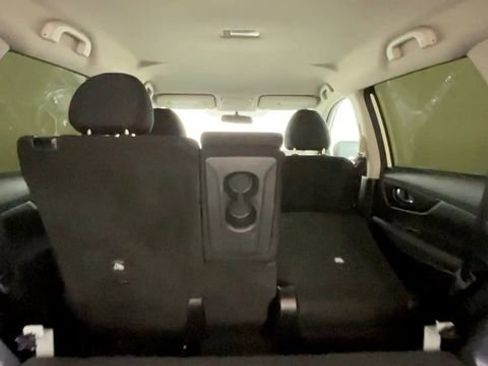 Used 2020 Nissan Rogue S FWD image 13