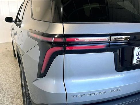 Used 2025 Chevrolet Traverse LT AWD/4WD image 41