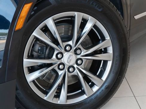Used 2021 Cadillac XT5 Premium Luxury AWD/4WD image 2