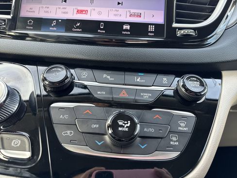 Used 2023 Chrysler Pacifica Touring-L image 18