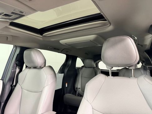Used 2025 Toyota Sienna XLE w/ XLE Plus Package FWD image 24