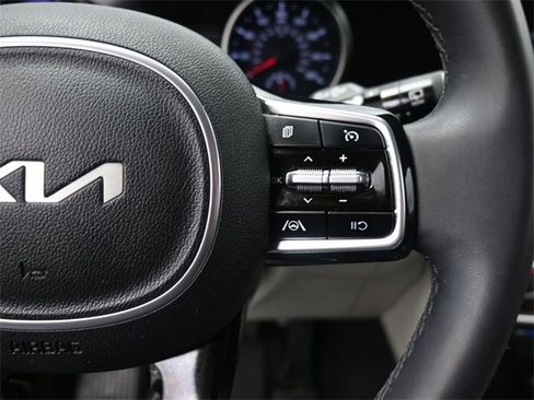 Used 2024 Kia Carnival LX image 2