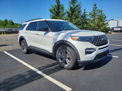 Used 2022 Ford Explorer XLT w/ Equipment Group 202A AWD/4WD image 2