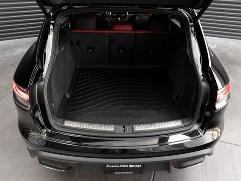 Certified 2025 Porsche Macan AWD/4WD image 26