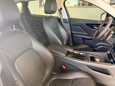 Used 2018 Jaguar F-PACE Premium image 23