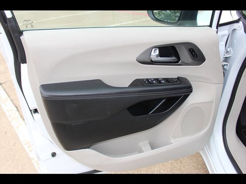 Used 2023 Chrysler Pacifica Touring-L FWD image 24