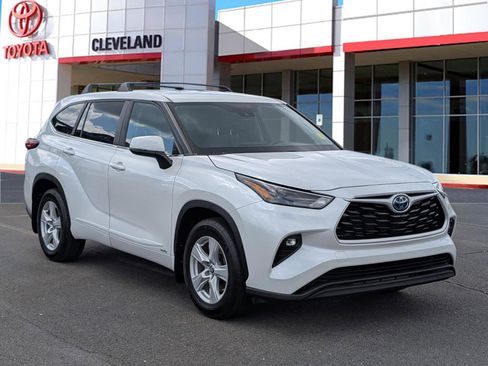 Used 2023 Toyota Highlander LE AWD/4WD image 2