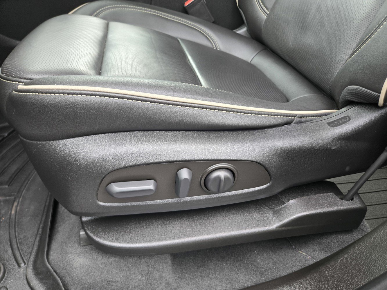 Used 2023 Chevrolet Traverse Premier AWD/4WD image 28