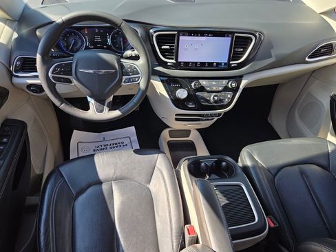 Used 2022 Chrysler Pacifica Touring-L image 9