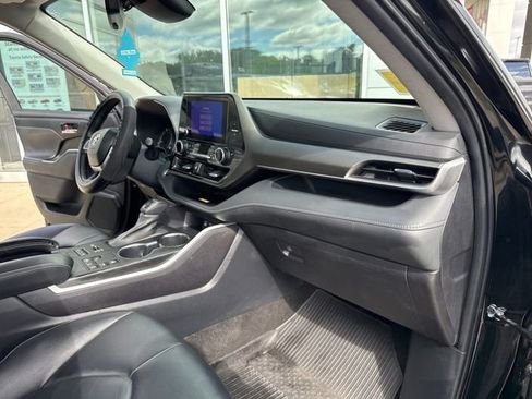 Used 2023 Toyota Highlander XLE AWD/4WD image 31