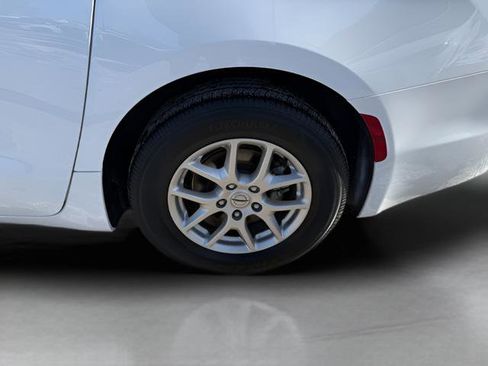 Used 2024 Chrysler Pacifica Touring-L FWD image 23