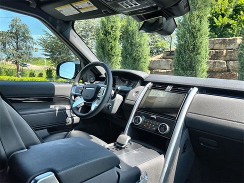 Used 2025 Land Rover Discovery S image 14