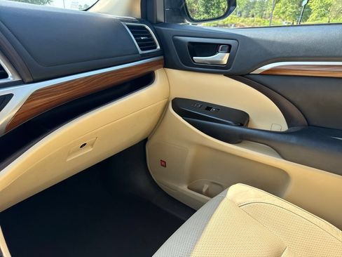 Used 2018 Toyota Highlander Limited AWD/4WD image 17