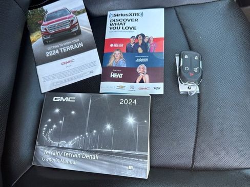 Used 2024 GMC Terrain SLT image 25