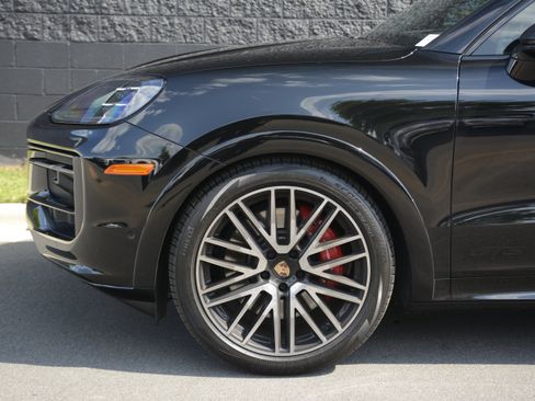 Used 2025 Porsche Cayenne GTS AWD/4WD image 37