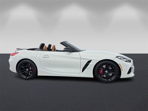 Certified 2022 BMW Z4 M40i w/ Premium Package image 3