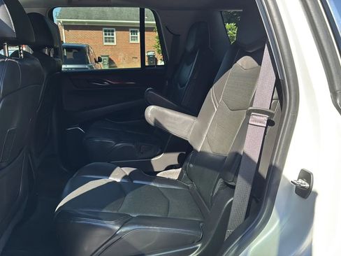 Used 2015 Cadillac Escalade Luxury image 11