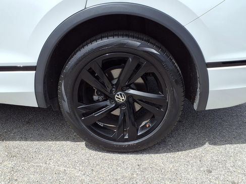 Certified 2023 Volkswagen Tiguan SE R-Line FWD image 5
