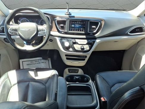 Used 2019 Chrysler Pacifica Touring-L FWD image 17