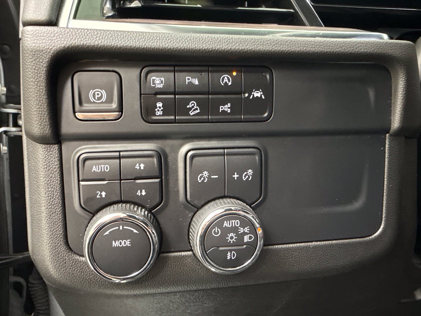 Used 2025 Chevrolet Suburban Z71 AWD/4WD image 15