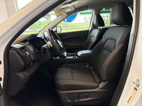 Used 2025 Nissan Pathfinder SV AWD/4WD image 18