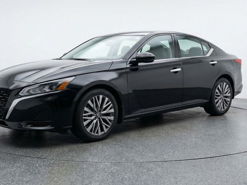 Used 2025 Nissan Altima 2.5 SV FWD image 3