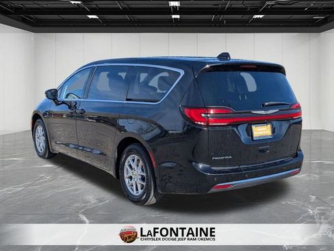 Used 2024 Chrysler Pacifica Touring-L image 3