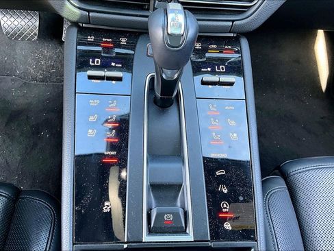 Used 2023 Porsche Macan Turbo image 15