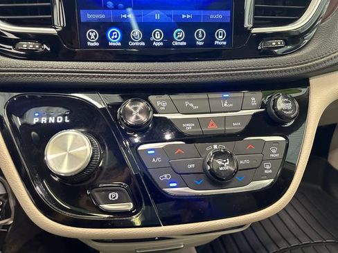 Used 2017 Chrysler Pacifica Limited FWD image 21
