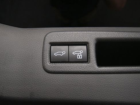 Used 2022 Toyota Venza LE image 26