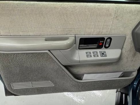 Used 1993 Chevrolet Suburban 4WD image 23