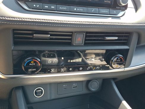 Used 2023 Nissan Rogue SV AWD/4WD image 15