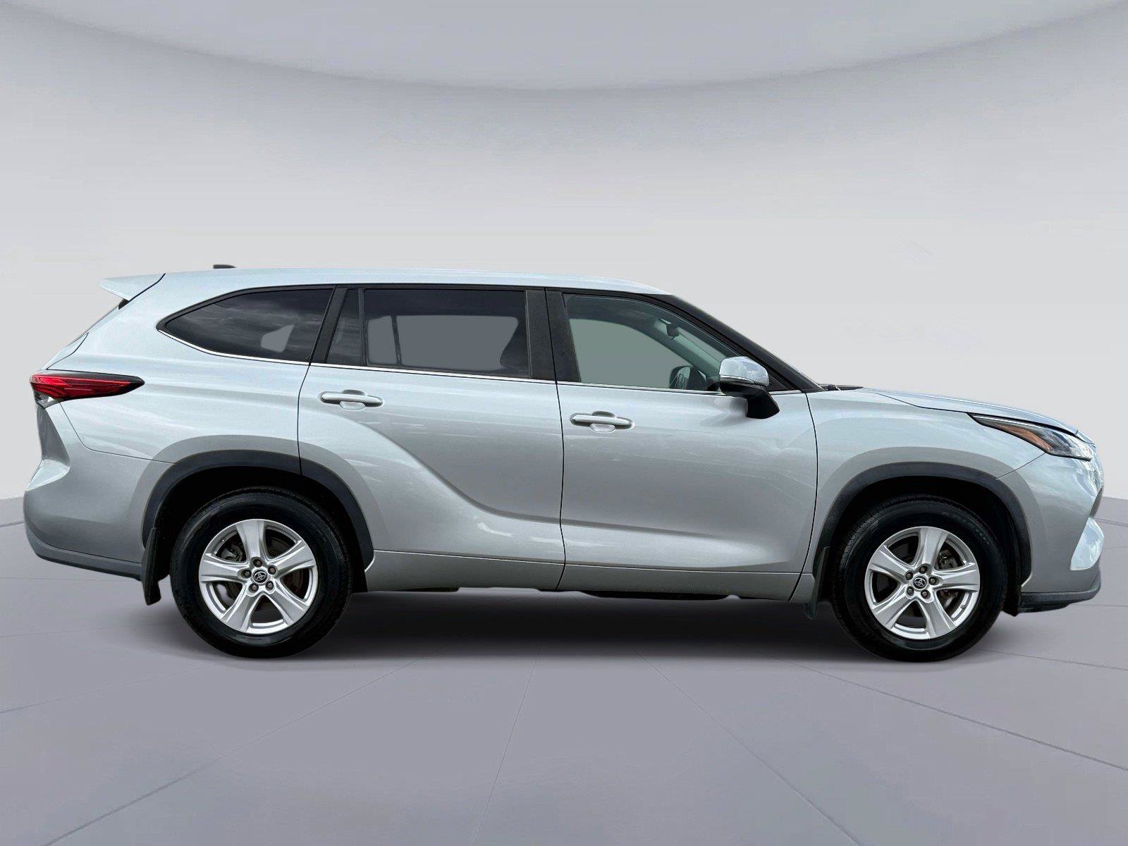 Used 2023 Toyota Highlander LE AWD/4WD image 2
