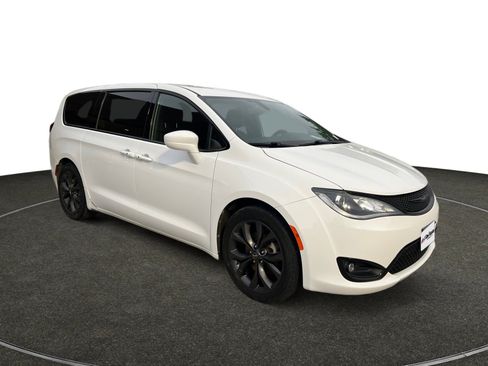 Used 2019 Chrysler Pacifica Touring Plus w/ S Appearance Package FWD image 8